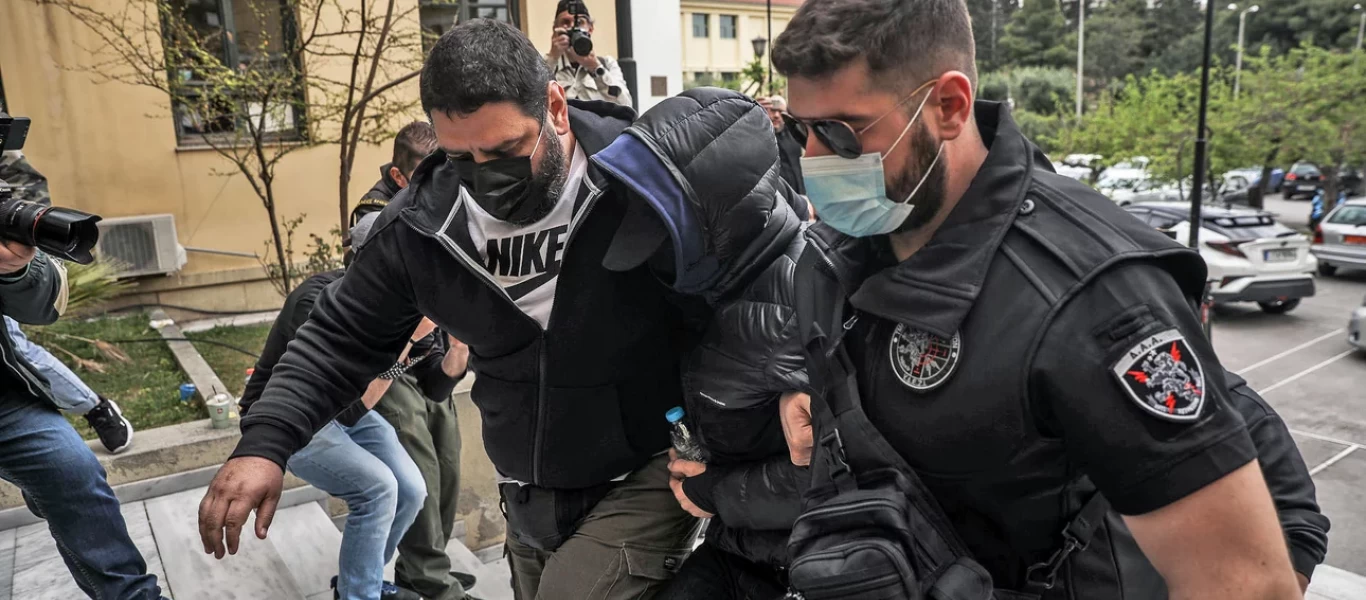 Δείτε την άφιξη του Μ.Φουρθιώτη στην Ευελπίδων - Με χειροπέδες & διπλή κουκούλα (βίντεο)